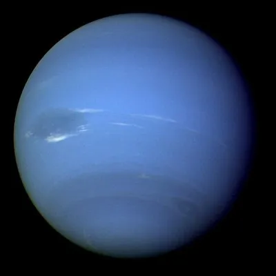 Quelle est la nationalité du mathématicien qui a prédit l'existence de Neptune ?