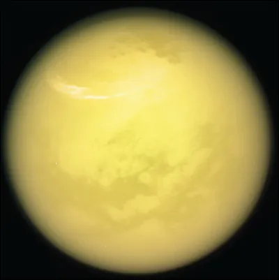 Titan, une lune de Saturne, est le plus grand satellite du Système solaire.