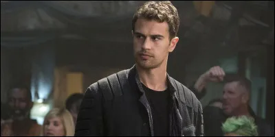 Quel personnage est joué par Theo James ?