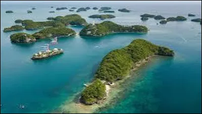 Combien d'îles composent l'archipel des Philippines ?