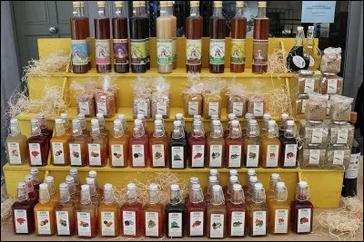 Comment appelle-t-on le condiment et conservateur dilué dans de l'acide acétique ?