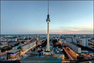 ''L'Alexanderplatz'' est une place de quelle ville allemande ?