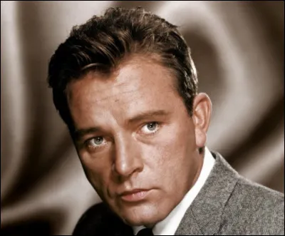 Qui est cet acteur anglais qui joue le rôle titre dans le film ''Alexandre le Grand'' réalisé en 1956 ?