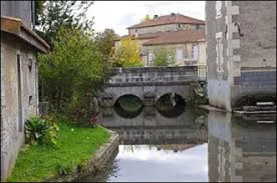 Nous faisons une halte sur les bords de l'Argent, à Champagne-Mouton. Village Charentais, il se situe en région ...