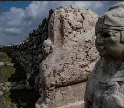 Quels éléments ont mené à la chute de l'empire hittite ?