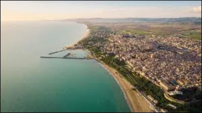 Cette ville de 70 000 habitants, située sur la côte méridionale de la Sicile, a été l'une des premières colonies fondées par les Grecs, au VIIe siècle avant J-C : c'est ...