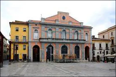 Cette ville de 60 000 habitants du sud de la péninsule, située en bordure des Apennins, capitale de la Basilicate, c'est ...
