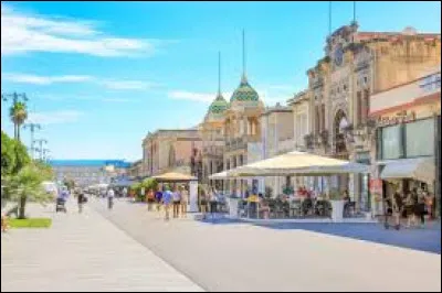 Quelle est cette ville de 60 000 habitants, située en Toscane, au bord de la mer Ligurienne, importante station balnéaire ?