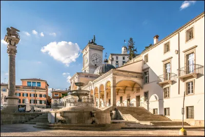 Quelle est cette ville de 95 000 habitants, située dans le nord-est de l'Italie, capitale du Frioul ?