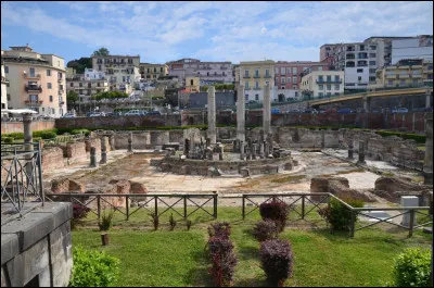 Quelle est cette ville de 75 000 habitants située immédiatement à l'ouest de Naples et connue pour les champs volcaniques qui l'entourent ?