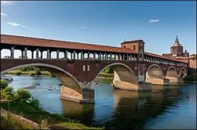 Quelle est cette ville de 70 000 habitants du sud la Lombardie, située située sur les rives du Tessin, en amont de son confluent avec le Pô ?