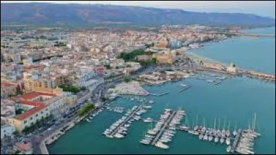 Quelle est cette ville de 55 000 habitants, située dans les Pouilles sur la côte de l'Adriatique ?