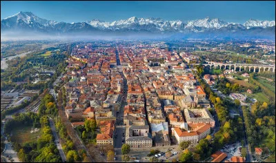Quelle est cette ville piémontaise de 55 000 habitants située en bordure des Alpes ?