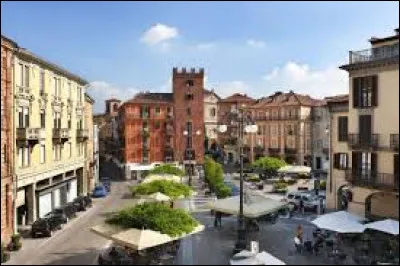 Quelle est cette ville de 70 000 habitants, située dans le sud du Piémont dans une région de collines connues pour leur vin ?