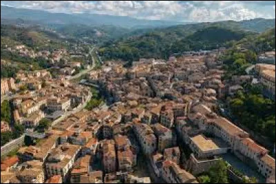 Quelle est cette ville de 65 000 habitants, située en Calabre, dans une vallée entourée de montagnes ?