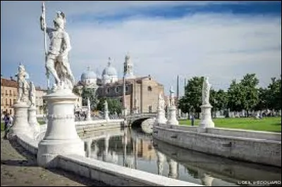 Cette ville de 200 000 habitants, située en Vénétie, est connue pour ses monuments et sa "Prato della Valle", vaste place entourée d'un canal : c'est ...