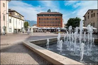 Quelle est cette ville de 100 000 habitants, située dans le sud de l'Ombrie, important centre industriel ?