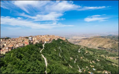 Quelle est cette ville de 25 000 habitants, située à 900 mètres d'altitude au centre de la Sicile ?
