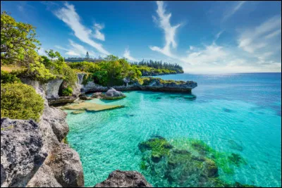 Quel archipel est formé des îles Ouvéa, Maré, Tiga et Lifou ?
