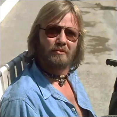 Quelle actrice, dont le père se prénomme Henry, joue une femme mariée qui renoue avec son amour de lycée devenu paraplégique, joué par Jon Voight, dans le film "Retour" ?