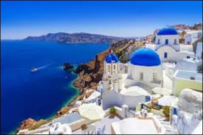 Dans quelle mer se trouve l'île de Santorin en Grèce ?