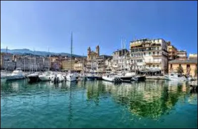 Comment est surnommée la Corse ?