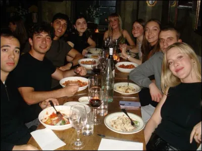 Quand ton plat arrive au resto, que fais-tu en premier ?