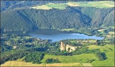 Dans quel département auvergnat peut-on admirer le lac Chambon ?