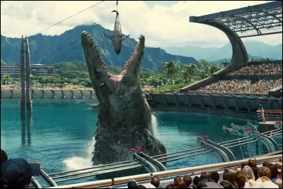 Le mosasaure est nourri avec un requin dans le premier film.