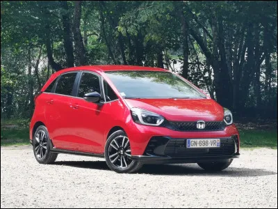 Appelée "Fit" au Japon et aux États-Unis, pour cette quatrième génération, la plus musicale des compactes ne se veut plus mondiale, mais elle se concentre sur des marchés où ses volumes de vente ne seront pas au niveau de l'anecdote. Quelle est cette voiture ?