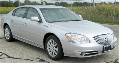 Sur le marché des berlines de luxe, j'ai entendu que la marque aux trois boucliers était l'une des marques les moins prestigieuses de son marché domestique. Je ne peux affirmer ces dires mais tout ce que je peux dire, c'est que cette grande berline a une touche venue de Suisse. Quelle est cette voiture ?