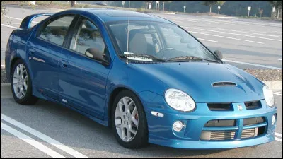 Depuis que j'ai commencé à constituer le corps de mes questions, je me rends compte que si je veux garder une part de crédibilité, je dois dire que cette auto est laide, tout comme la voiture de la question précédente. Mon esprit veut oublier l'existence de la marque qui a produit la Prowler et cette auto. Pouvez-vous me donner son nom ?