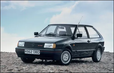 Depuis quelques années, il est difficile de différencier la compacte la plus vendue du constructeur de Wolfsbourg de sa petite sur. Dans les années 1980, cette remarque n'était pas vraie. Quel est cette voiture ?