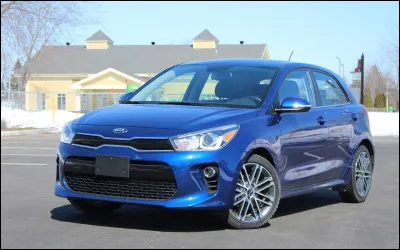 Dans les années 1970, le Japon frappe fort le monde avec ses produits économes et robustes. Dans cette offensive asiatique, un nouveau pays s'est joint à la lutte et tente de chambouler la hiérarchie depuis quelques années. Quelle est cette voiture qui tente de renverser les Renault Clio ou encore Toyota Corolla ?