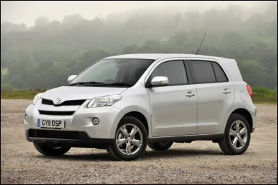 Parmi les voitures aux proportions mal dessinées, la Mercedes-Benz Classe A de première génération est la première citée. Heureusement qu'en Europe, nous n'avons pas connu la première génération du modèle en illustration. Pour cette voiture, le géant automobile venu du Pays du Soleil-Levant a rectifié le tir et il nous a proposé cette voiture. Comment s'appelle-t-elle ?