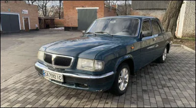 Regardez camarades ! J'ai retrouvé une voiture produite après la chute de notre Union des Républiques ! Je me souviens de ces voitures qui étaient populaires auprès des fonctionnaires du parti et des taxis. J'ai oublié son nom, pouvez-vous me donner le nom du modèle ?