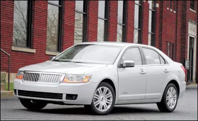 En 2005, ce constructeur états-unien ressort de ses tiroirs le nom iconique d'un de ses modèles. Malheureusement pour la marque, ce nom n'a pas été assez puissant pour contrecarrer les liens évidents entre ce modèle et sa cousine la Ford Fusion. Quelle est cette voiture ?