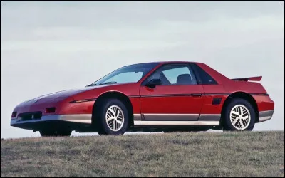 Connu pour être une bonne base pour des répliques fabriquées en kit dans les années 1990, ou pour sa mauvaise réputation d'avoir un moteur qui brûle aisément, ce coupé nord-américain est aujourd'hui prisé de certains passionnés. Quel est le nom de ce modèle ?