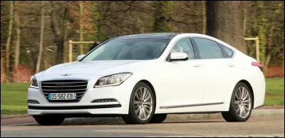 En 2025 et avec le biais de la négativité, je ne pensais pas que des marques automobiles allaient créer de nouvelles filiales sur un marché saturé et prendre le risque de faire faillite en moins de 15 ans. Pour le moment, je me permets de douter puisque cette voiture porte le nom de sa maison mère mais aussi le nom et le logo de sa filiale luxueuse. Quelle est cette voiture ?