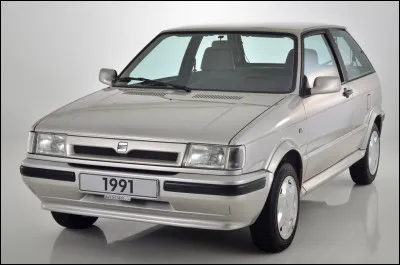 Après une longue histoire cachée derrière sa maison mère, les années 1980 marquent un tournant pour cette ancienne filiale de Fiat. Afin de se détacher du géant turinois, la filiale espagnole se tourne vers d'autres noms de l'industrie afin de l'aider à concevoir leurs premiers modèles. Parmi les modèles ci-dessous, lequel correspond à la voiture en illustration ?