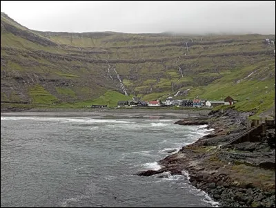 Un spectaculaire cirque rempli de cascades sert de toile de fond à ce petit village de l'île de Streymoy, également connu comme principal spot de surf de l'archipel. Où sommes-nous ? Rappel : l'indice.