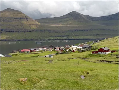 Ce village de la côte est de l'île d'Eysturoy compte 150 habitants et n'est relié par la route que depuis 1969. Il se situe au bord du fjord du même nom. Où sommes-nous ?