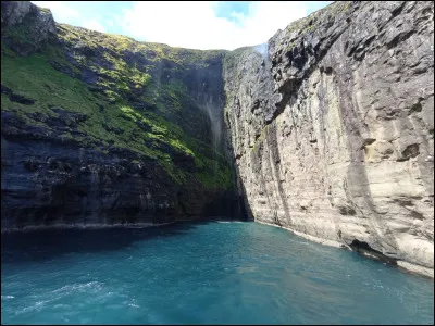 Cette localité de 1 200 habitants, sur l'île de Streymoy, doit sa renommée à ses impressionnantes falaises qui en font l'un des lieux les plus touristiques de l'archipel, principalement prisé pour les excursions en bateau. Quelle est cette ville ?