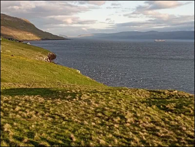 Cette localité de 250 âmes porte le même nom que la petite île dont elle constitue l'unique village. Située à seulement 5 km en bateau de Tórshavn, l'île constitue une zone de protection pour les oiseaux marins et un paradis pour les amateurs de nature intacte. Où sommes-nous ?