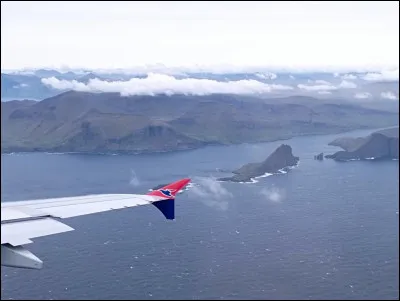 L'archipel est accessible par bateau depuis Reykjavik ou Copenhague ou par avion. Comment se nomme la compagnie aérienne nationale desservant le seul aéroport international de l'archipel ?
