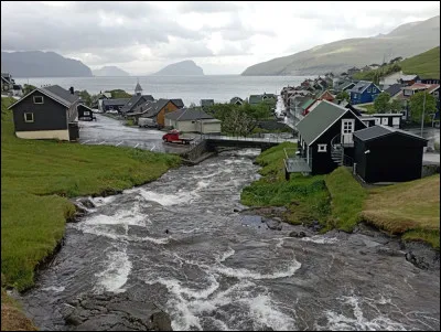 Combien d'îles habitées l'archipel des Féroé compte-t-il ?