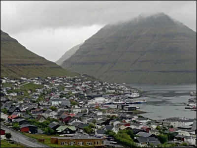 L'archipel compte environ 55 000 habitants dont environ la moitié vivent à Tórshavn, la capitale. En termes de population, quelle est la deuxième ville des Féroé ?