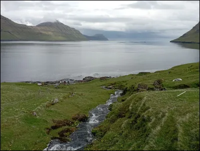 En parlant de la langue nationale, le féroïen, de quelle autre langue est-elle la plus proche ?