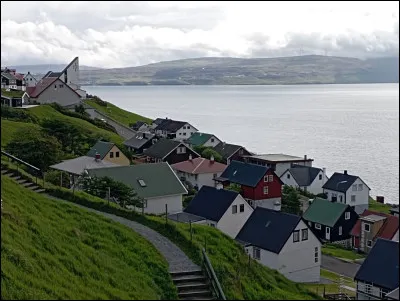 Compte tenu de la géographie très découpée des lieux, construire des routes sur et entre toutes ces îles relève de l'exploit. Les Féroé comptent d'ailleurs un ouvrage de génie civil unique au monde. De quoi s'agit-il ?