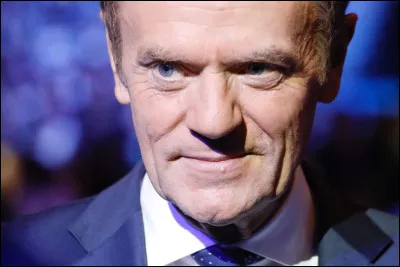 Quel est le positionnement du Premier ministre de la Pologne, Donald Tusk, sur léchiquier politique ?